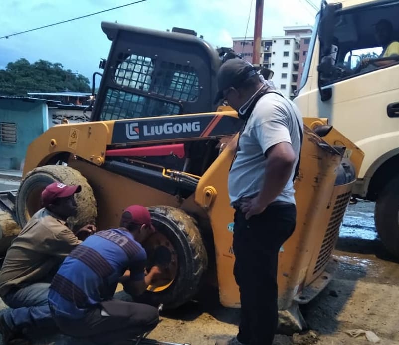 Iroschimajpsuv's tweet image. Como un solo equipo y en articulación con @gmbnbt_t nuestras cuadrillas de #Infraestructura realizó la recolección de sedimentos y escombros en el sector #SantoDomingo. Esto ocasionado por las fuertes lluvias ocasionadas en nuestra ciudad.