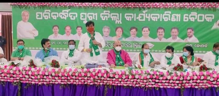 PujaSuchitra's tweet photo. 💦"Veteran in the discharge of his duties".- Our beloved Hon'ble Sj Ranendra Pratap Swain sir..🙏🙏💦.💙💚💦💦
#Extended_Puri_district_executive_meeting.
#Shri_Naveen_Pattnaik...🙏🙏💚
#Sj_Ranendra_Pratap_Swain 🙏🙏💚
#jay_bjd 🐚🐚
#BCJD_Tigiria_Block
@rajaaswain ,@Naveen_Odisha https://t.co/z0mAay5csj