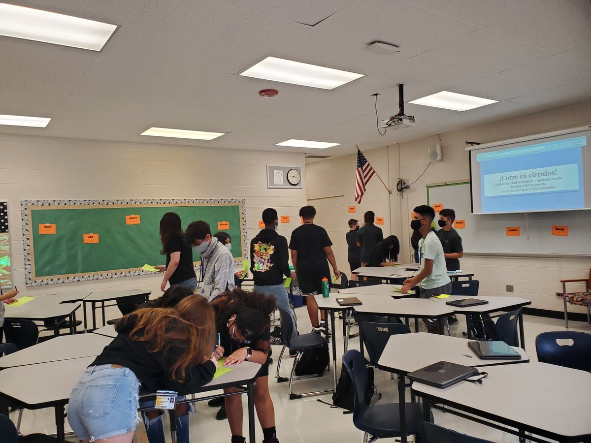 SraPortoEspanol's tweet photo. We're using our interpretation skills to work together to solve the scavenger hunt in Spanish 1 today! #sabrepride #gladtobeback #Comunidad https://t.co/nu6Aa5H8On