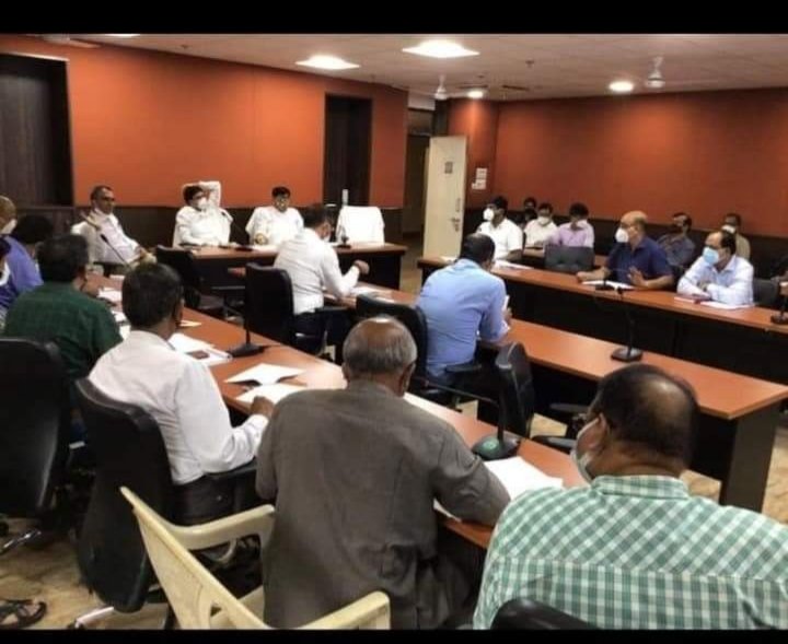 PujaSuchitra's tweet photo. Yesterday.... our beloved Hon'ble minister Shri Ranendra Pratap Swain, 🙏💚 sir  attended the join meeting of Agriculture &amp; Cooperation department regarding the Crop Contingency plan held at the conference hall of Krushi Bhawan ..🙏
#JAY_BJD...🐚🐚💙
@Naveen_Odisha , @rajaaswain https://t.co/tmacyqelhd