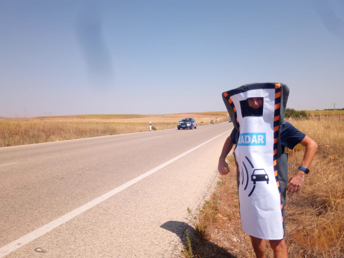 #LaVuelta21 Ver cómo la Vuelta pasa por la carretera de mi pueblo y alegrar la cálida mañana a los vecinos de Horcajo de Santiago vestido de rádar, ha sido muy gratificante. <a href="/lavuelta/">La Vuelta</a> #CLM <a href="/CMM_es/">Castilla-La Mancha Media</a>