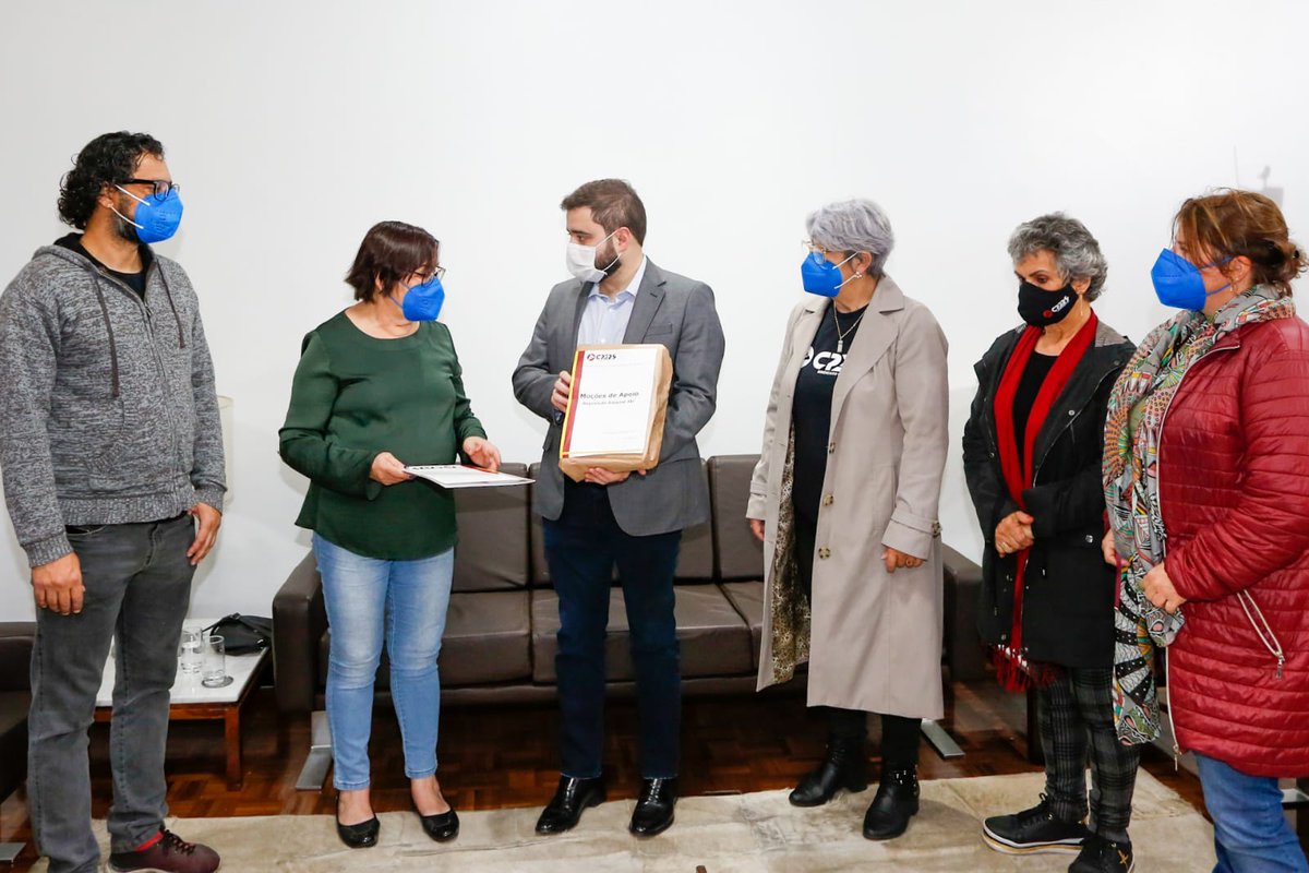 CPERSoficial's tweet photo. Entregamos, pela manhã, as cerca de 300 moções em apoio à reposição salarial dos educadores(as) ao presidente da Assembleia, deputado @gsouza15000 (MDB).
Mais de 60% dos municípios gaúchos dizem SIM à #ReposiçãoJÁ!
Levanta da cadeira, governador @eduardoleite45! https://t.co/5iqCLF7Brl