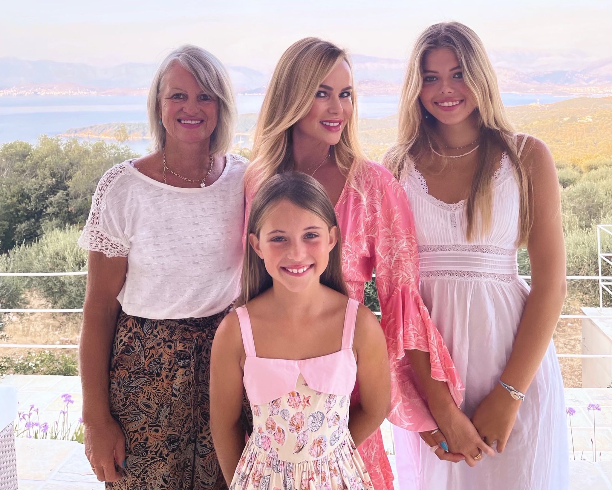 Amanda Holden on Twitter ".family https//t.co/fDbJs0yEeS" / Twitter