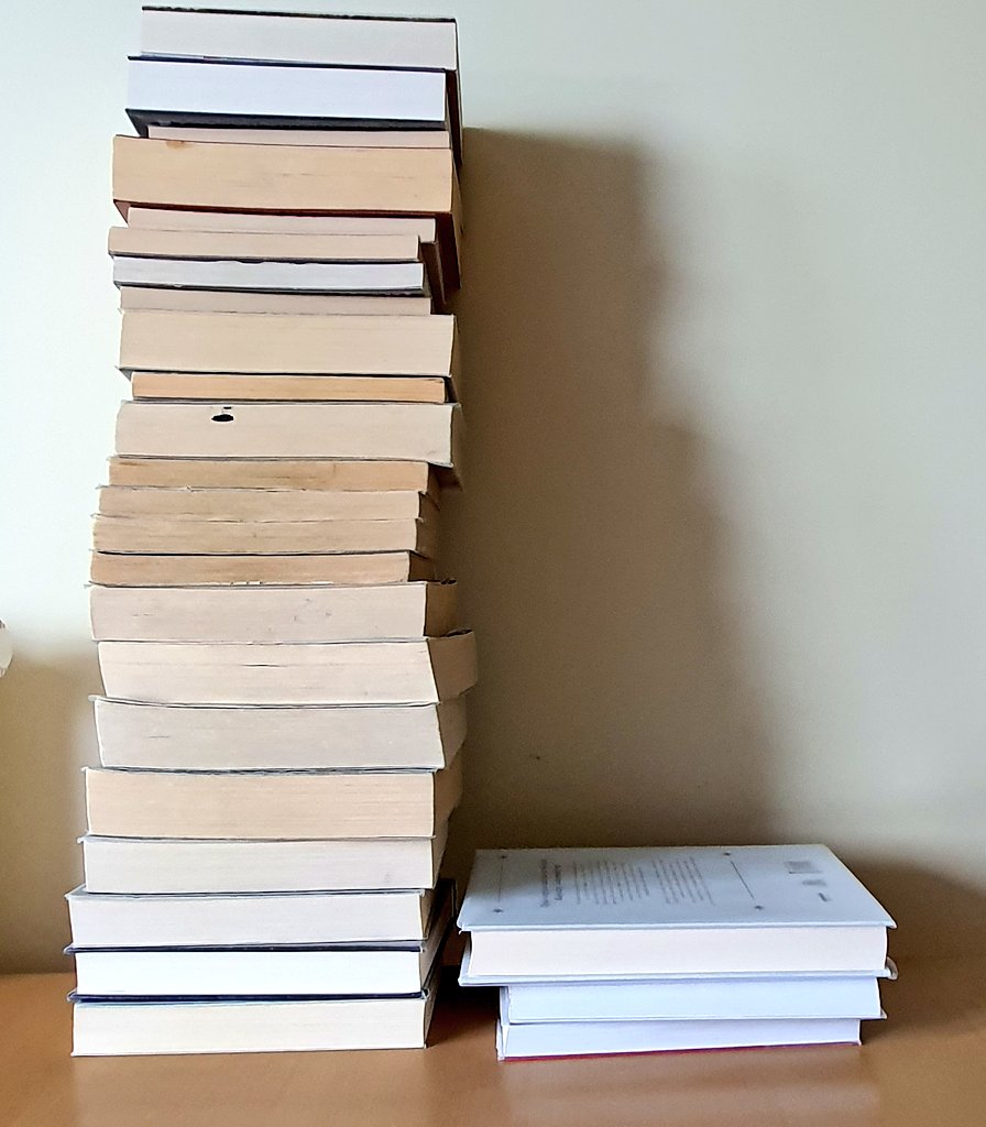 Tuliusz's tweet photo. Wakacyjne wyjście do biblioteki. Z tatą (jego książki po prawej) https://t.co/ACVpqGOafw