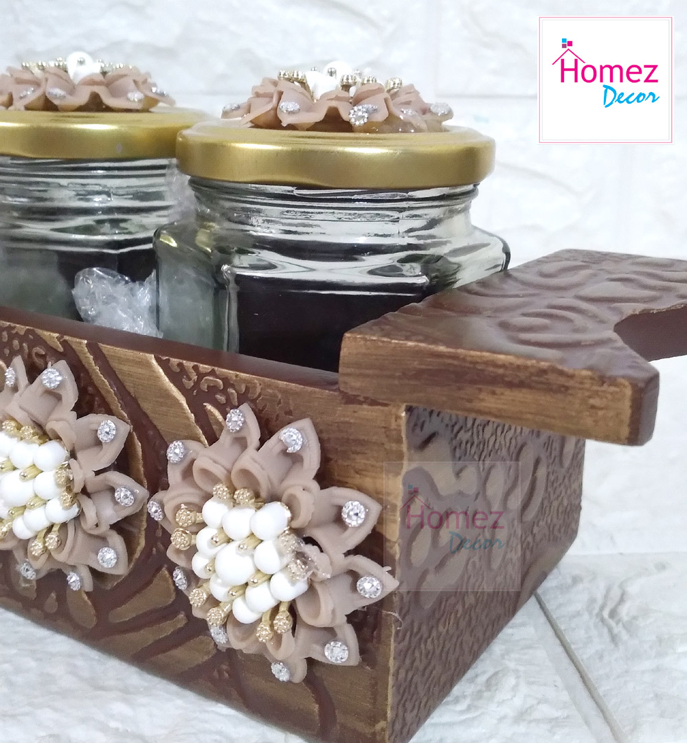 HomezDecor's tweet photo. Homez Decor New Launch 4 bottle jars mukhwas platter with beautiful flowers. 

website:https://t.co/2hyDLDIBmm

#homezdecorcollection #glassjar #contemporay #jars #mukhwas #flowerwork #tray #designer #stylish #unique#lifestyle #table #tablesetting #homedecorcor https://t.co/5ZQSxAacoD