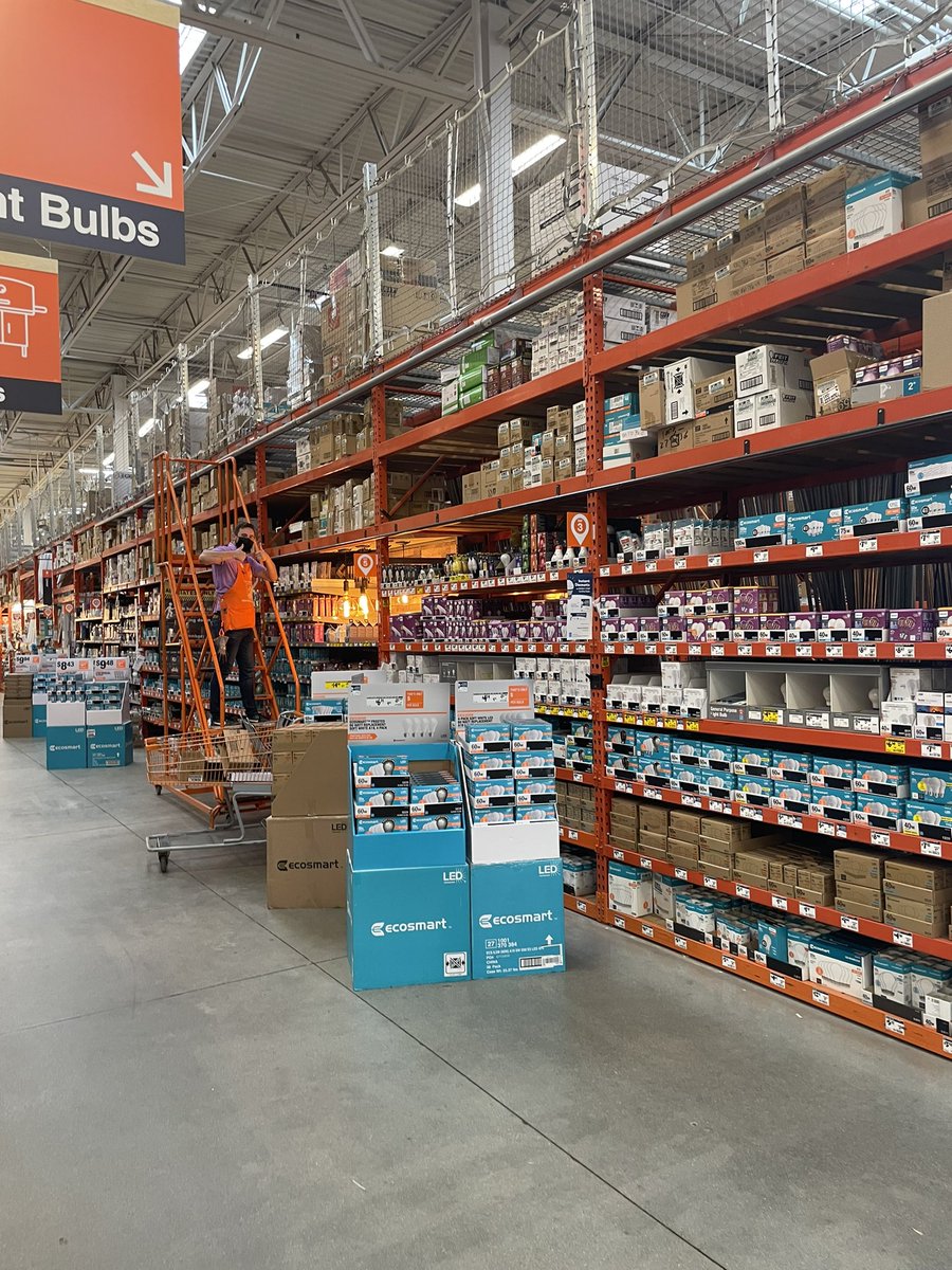 On my way out last night when I caught our Electrical DS @nateweems7 hard at work cleaning up the light bulb aisle. Look at those overheads, keep it up ! @JasonHatkowski @medjajo @BrandonReinoehl @bobsaniga @kathyraglin840