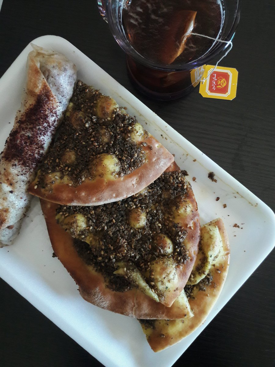 sulebder's tweet photo. Evet yemeğe gelmedim Ürdün'e ama Ortadoğu lezzeti diye bir şey var arkadaşlar mesela bu gördüğünüz Zahterli pide. https://t.co/ybD2gBin4M