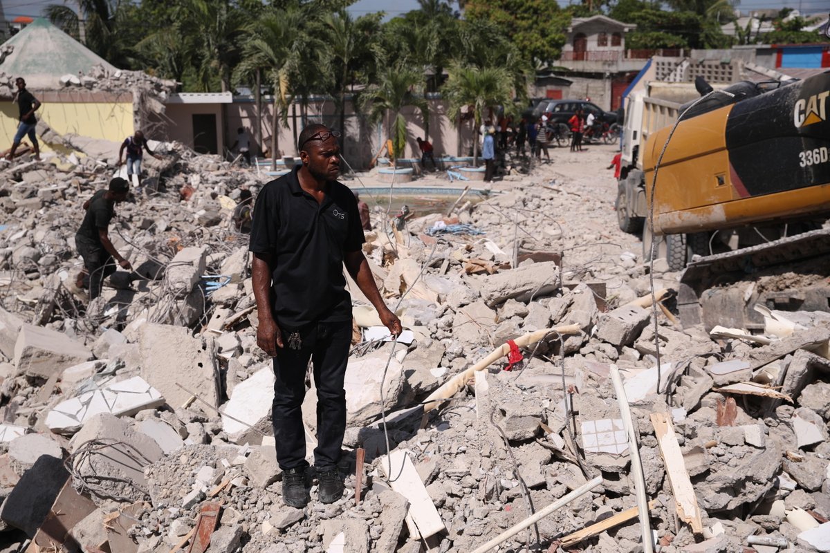 Radio3scienza's tweet photo. Oggi con @claudialode presidente @MSF_ITALIA: #Haiti il secondo #terremoto disastroso in 11 anni, la crisi politica e #Covid19.
Poi abbiamo fatto un tuffo nel #Mediterraneo tra #gattopardi e borsellini delle #sirene con @edesabata.
▶️ https://t.co/yoeWdkOZQZ https://t.co/nmhhgsDpTf