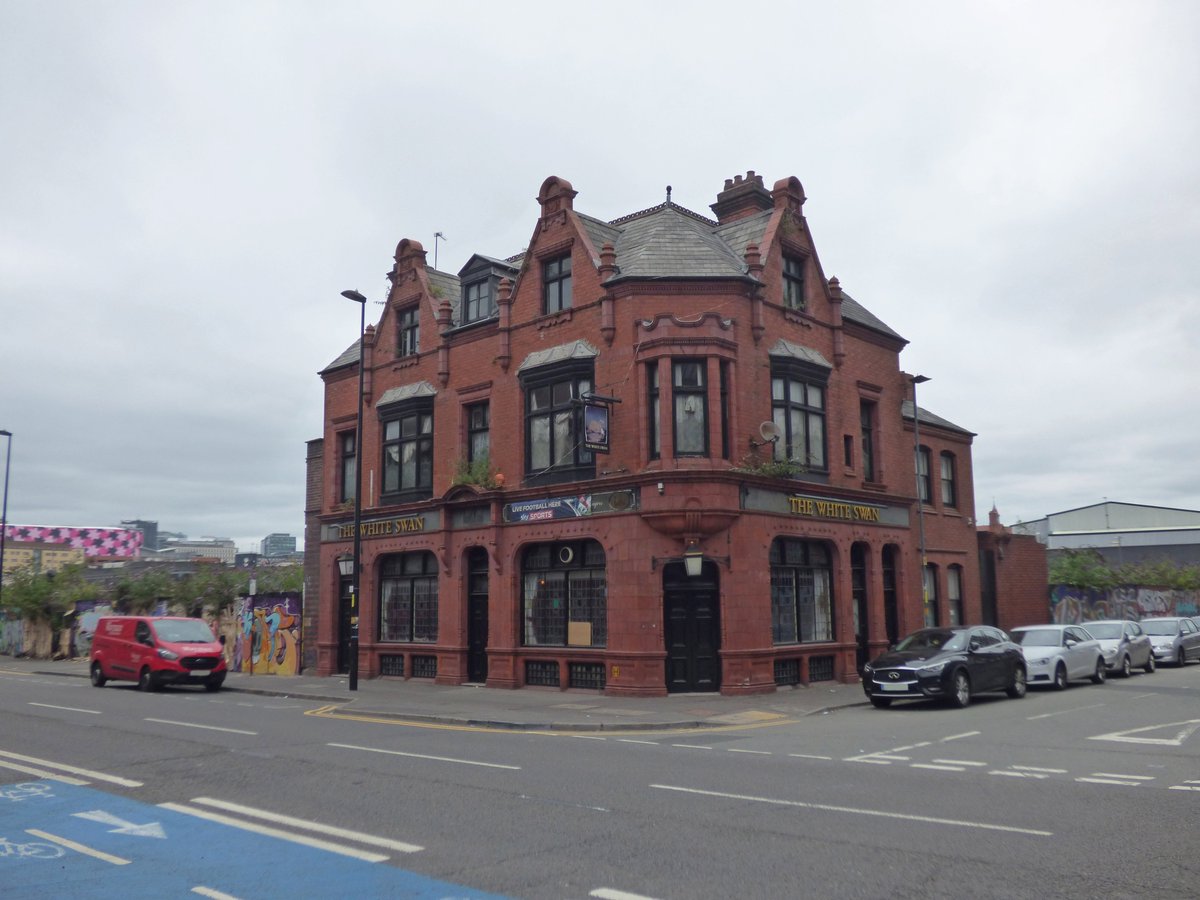 ellrbrown's tweet image. Welcome to Twitter @WSwanDigbeth 
at @birminghamweare we have a project feature on your pub. Photos taken by myself @ellrbrown on Bradford Street @digbeth during April and August 2021. Good luck with the reopening in September.

birminghamweare.com/kms/dmart.aspx…