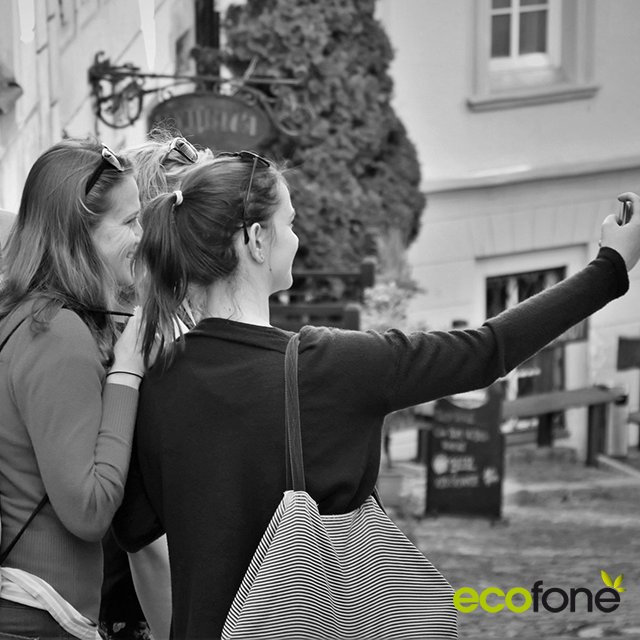 ecofone_fr's tweet photo. [ASTUCE smartphone] Réaliser des photos sans reflets avec votre smartphone :) Vos lunettes de soleil placées devant l'objectif de votre smartphone peuvent jouer le rôle de filtre polarisant. 😁 Vous pourrez ainsi supprimer des reflet et réduire l'intensité lumineuse😉 https://t.co/nh2qnUDdbT
