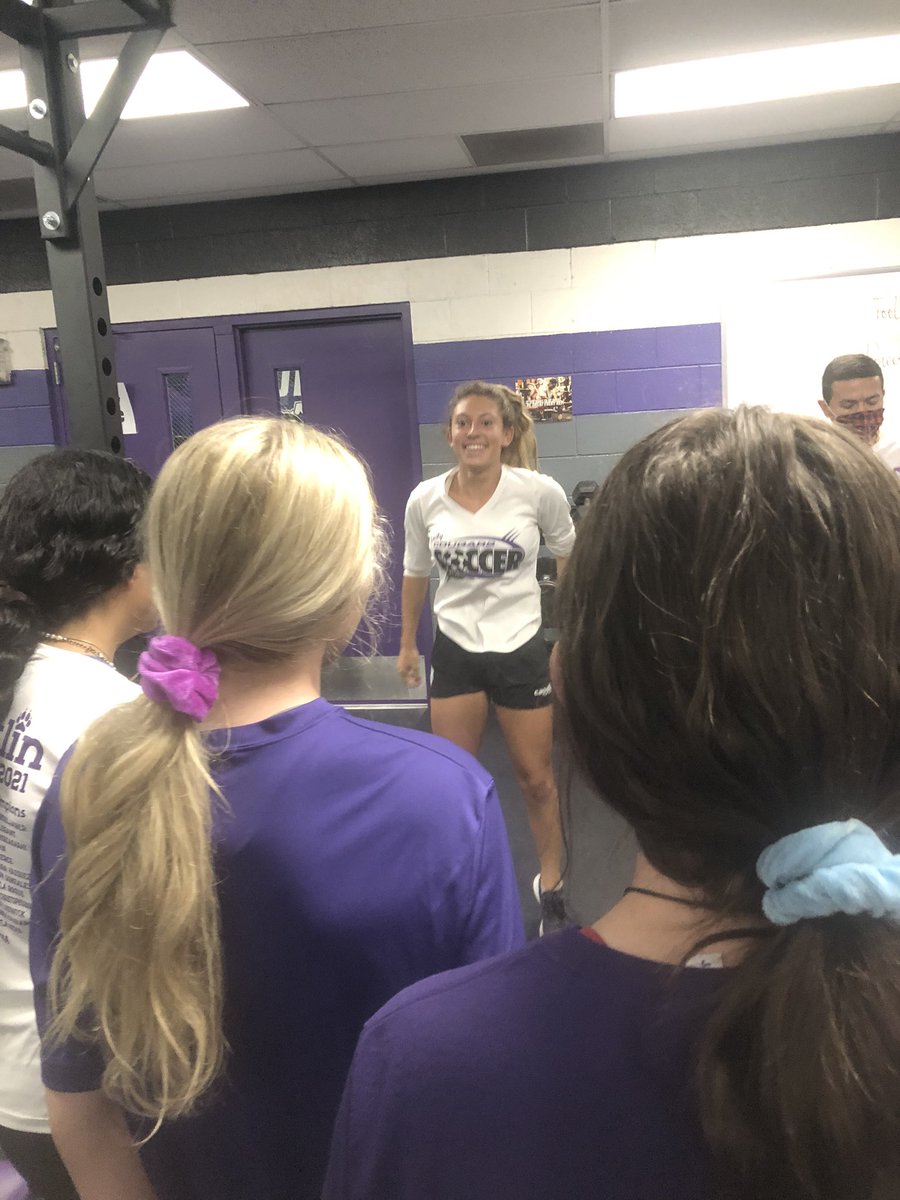 fhsgirlssoccer6's tweet photo. Always working out with a smile!!! @SydneyVarela7 https://t.co/N172PKVehs