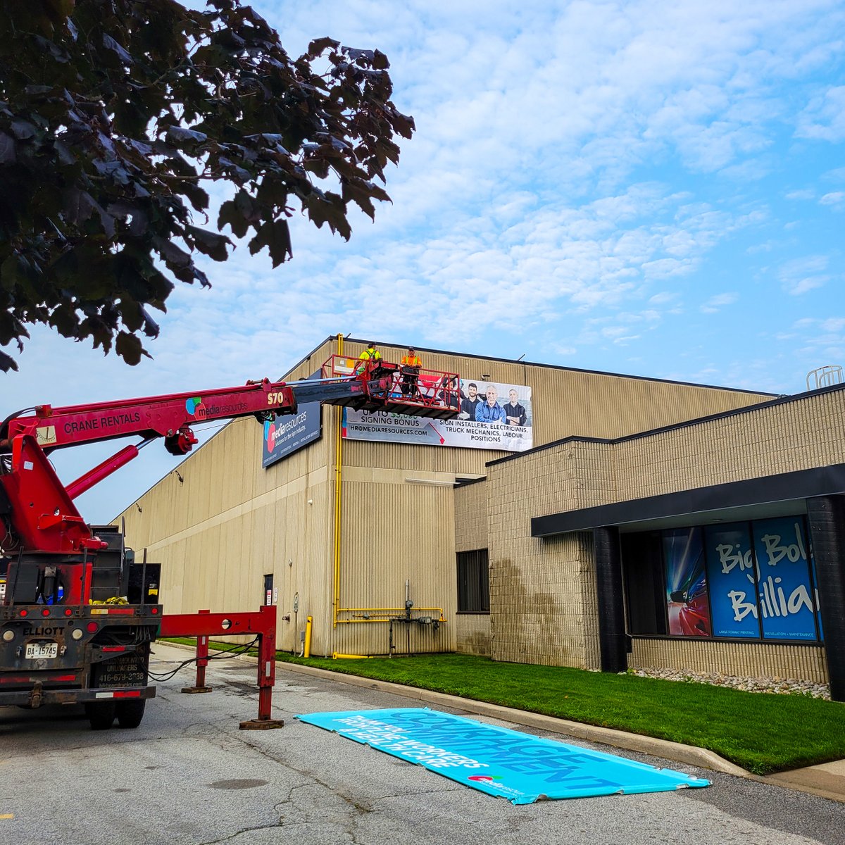 mediaresources's tweet photo. Our head office in Oakville, Ontario utilizes the Frameless Frame system to display promotional content and messages because of how easy it makes switching out our content π€©
Follow #installmri and #imagingmri!
#signinstallation #weinstall #buildingsignage #digitalprinting https://t.co/7PdZaqaN4m