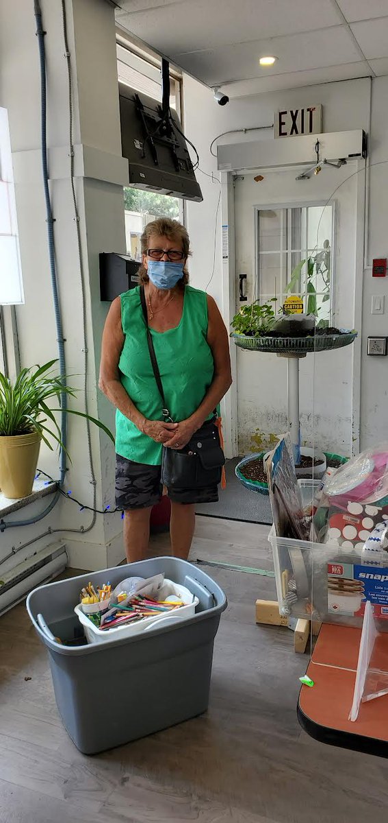 thecornersjt's tweet photo. We would like to thank Gwen a resident of St. James Town for kindly donating art supplies. Individuals like her enable our ability to share and reuse at #TheCorner240! #shareandreuse #sustainability #environment https://t.co/F80BFG5JE4