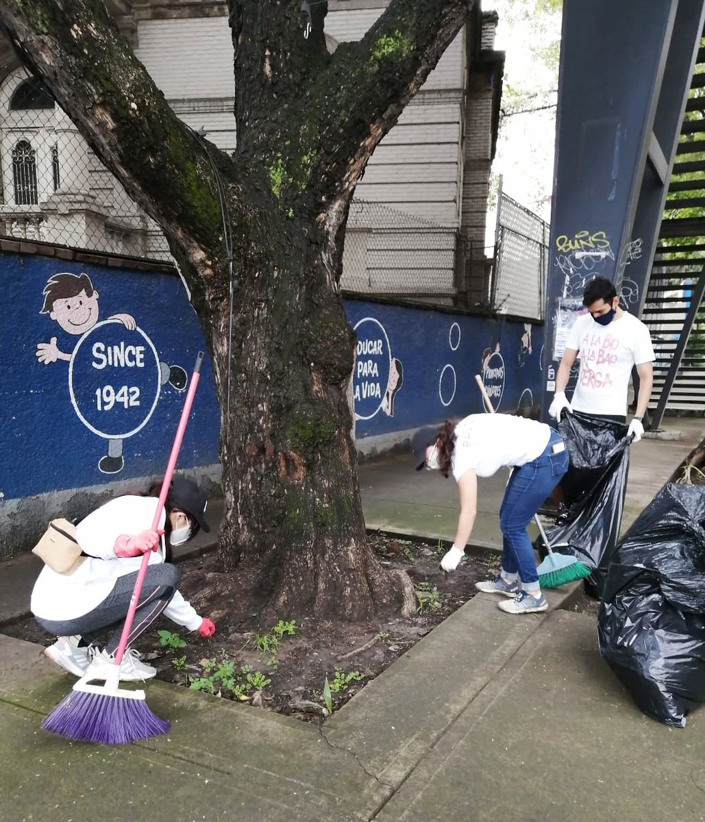GroupeRocher's tweet photo. 👏 Nos collaborateurs mexicains ont décidé de nettoyer deux avenues de Mexico City de tous ses déchets et plastiques perdus.
🌿💚 Bravo à eux pour leur devouement à notre mission #ReconnectPeopleToNature !
#GroupeRocher #MissionDrivenCompany #RSE https://t.co/iO920h7ZJf