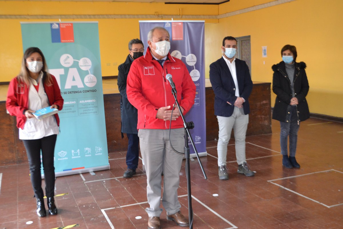 Hoy, en la Escuela Baquedano de Coyhaique el Seremi <a href="/SergioBecerraXI/">Sergio Becerra Mera</a>  acompañó a la Subs. de Salud <a href="/pdazan/">Paula Daza</a> en la aplicación de test de antígeno a estudiantes de ese establecimiento, estrategia de control de la pandemia Covid 19 para mantener la seguridad sanitaria en colegios.