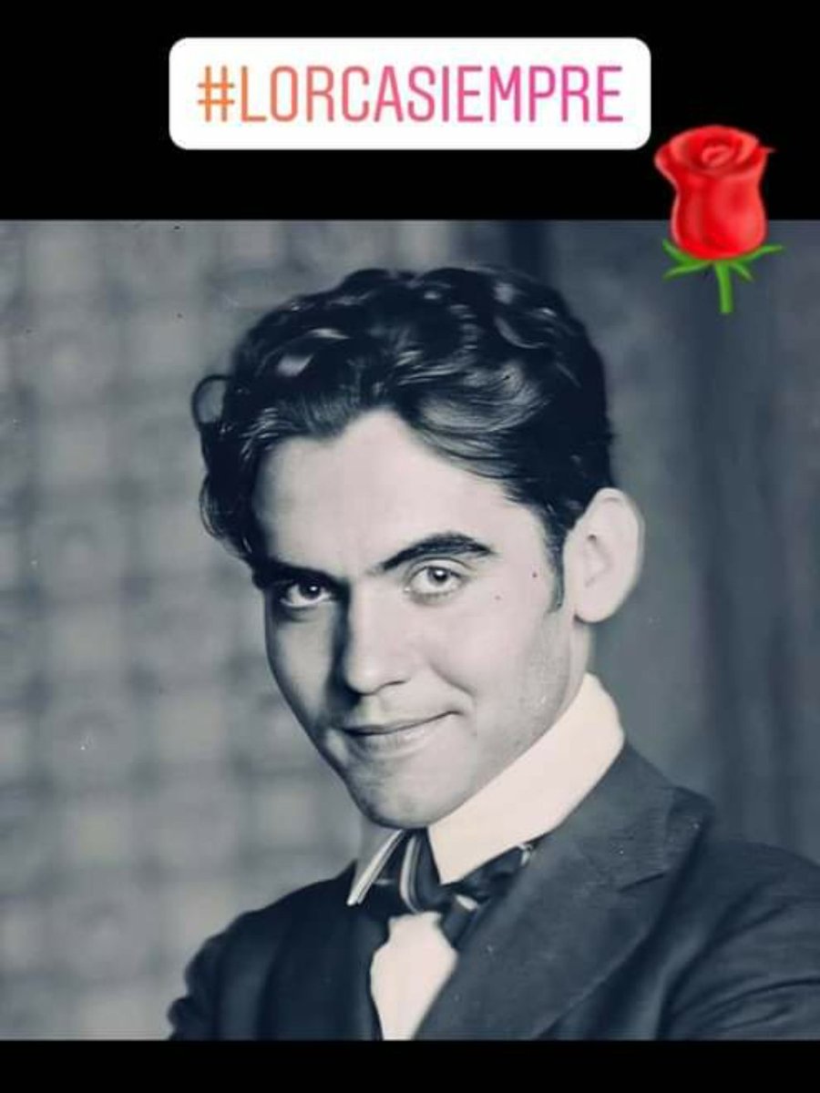 'En la bandera de la libertad bordé el amor más grande de mi vida' #federicogarcialorca tu mensaje JAMÁS se borrará, por mucho que a los enemigos de la libertad les pese. Aquí estaremos quienes, cada #18deagosto reivindicaremos la ETERNIDAD del alma hecha verso Gracias #LorcaVive