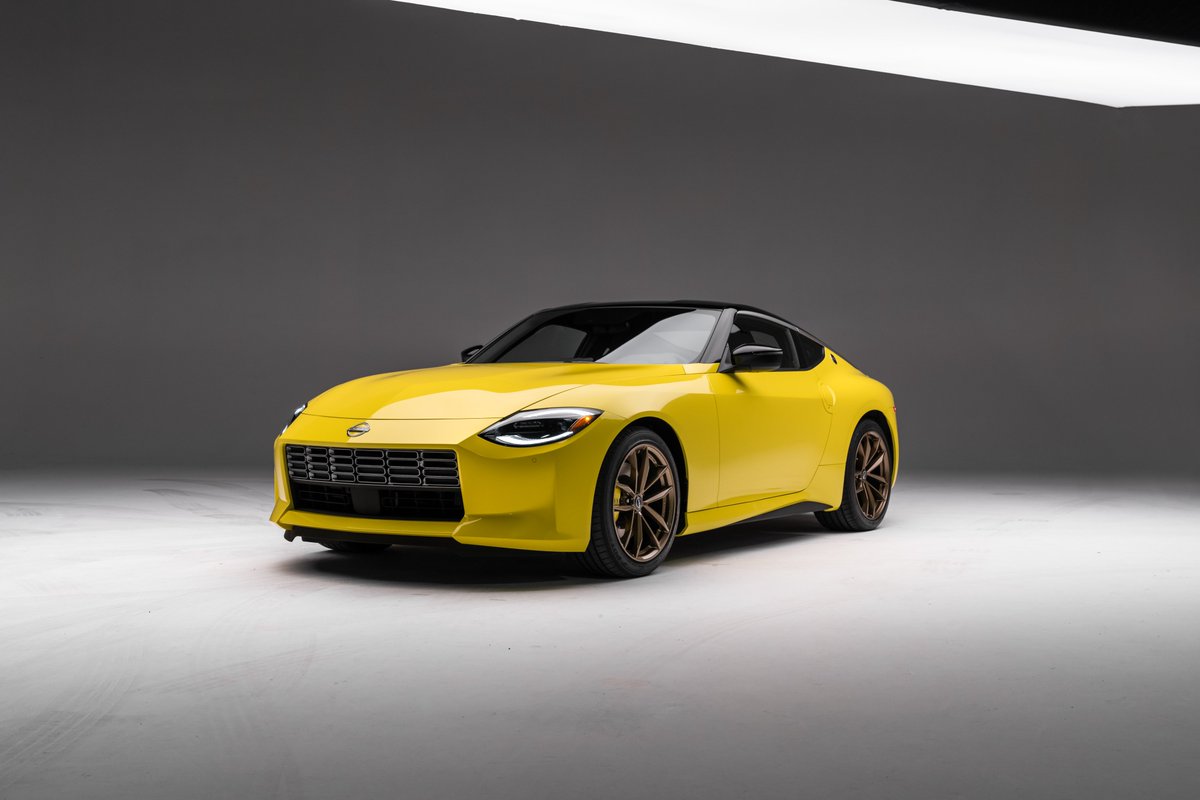 MotorTrend's tweet photo. After 11 years of production, the 370Z is finally replaced by the 2023 @NissanUSA Z, now with a twin-turbo V-6 and 400 hp. Get your first look at it here ➡️ https://t.co/u7MpJlDCEw https://t.co/eSbGSON1Om