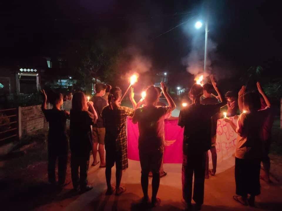Local residents from Launglon’s Konezayat village staged a night protest tonight, holding torches and chanting revolutionary slogans against military dictatorship.
SIGN THE PETITION FOR NUG     #WhatsHappeningInMyanmar  #Aug18Coup