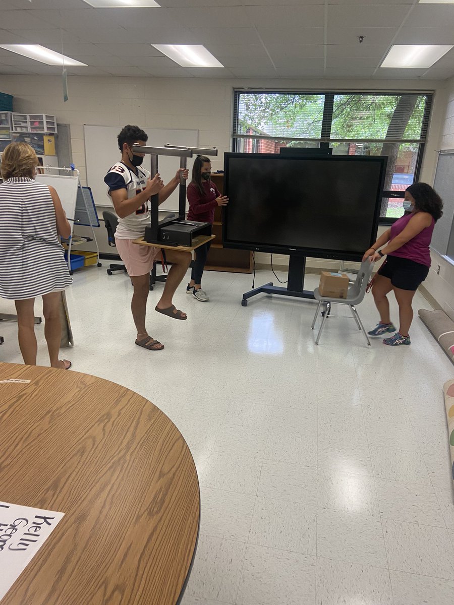 andrejones1185's tweet photo. Great time at @MillRunLCPS representing @BWHSFootball helping our great teachers move into their classrooms, these athletes are going to be impactful on the field AND in the community! Looking forward to helping a few more schools and food bank next #flywithus https://t.co/btRaDc8g1F
