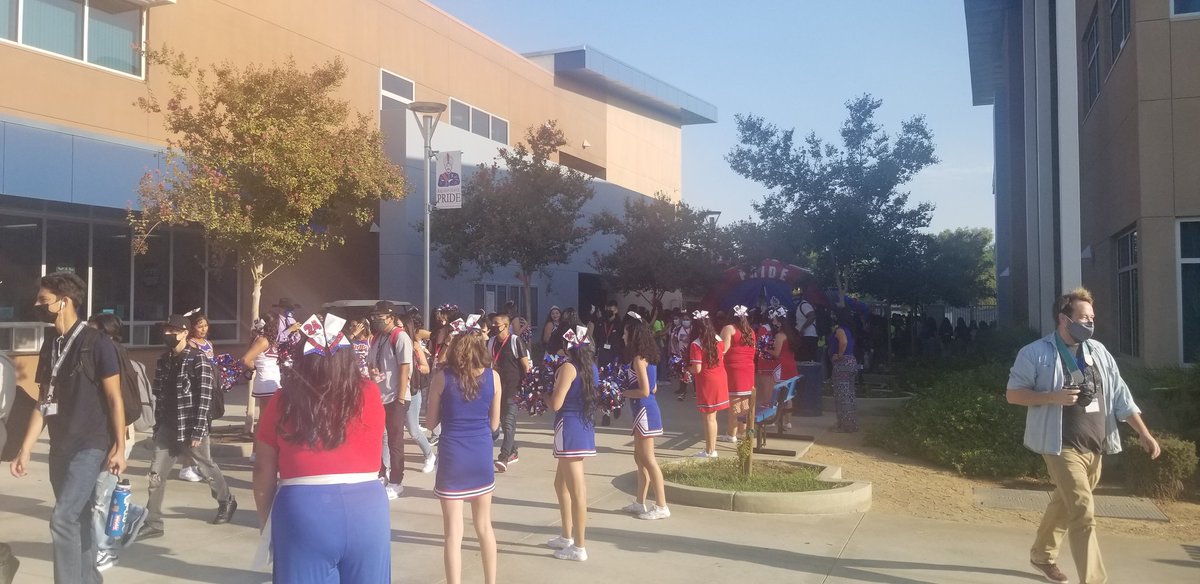 dsusd_edservice's tweet photo. Outstanding first day of school for our Rajahs! @IHSRajahs @derrickLawson62 @DesertSandsUSD https://t.co/VEb7wsiokS