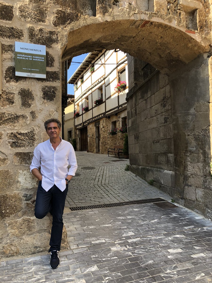 juancastilla_br's tweet photo. Por tierras vascas. ANTOÑANA, hermoso pueblo medieval escondido en las entrañas de #Álava. #pazysilencio #sóloelvientosusurra #casassobrelamuralla #edificiosdepiedra #callesllenasdehistoria #entrebosquesdehayas https://t.co/2TLFvT0boS