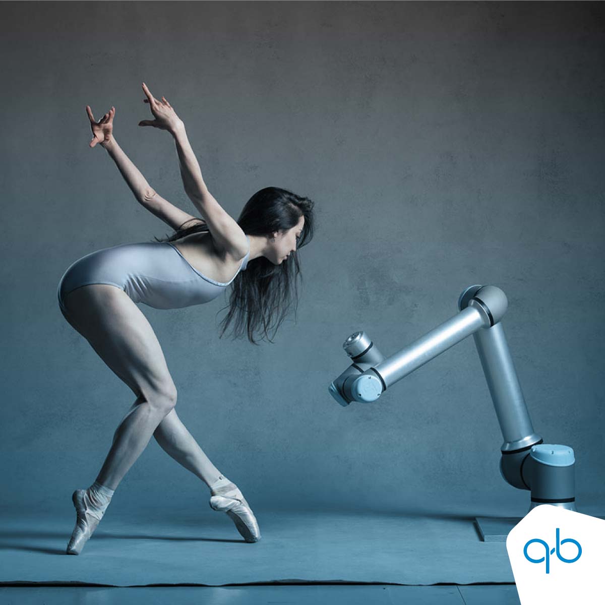 #MerittMoore is a quantum physicist and professional dancer who has recently been researching the interaction between dance and #robots.
This research took the form of an avant-garde performance with which she performed at the #VictoriaandAlbertMuseum in London.
#qbrobotics