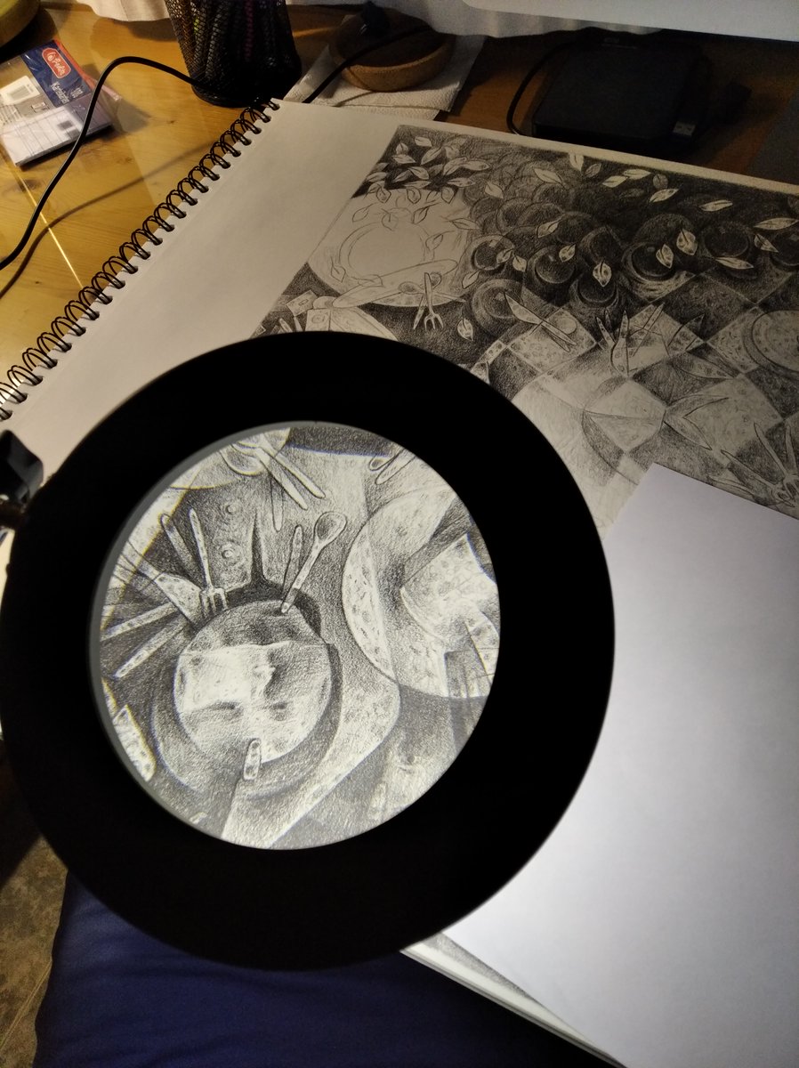 What weird things do you use to create your #NFTs? I always use a giant magnifying glass (I used it to create my last NFT, it help me a lot with the details).
#NFT