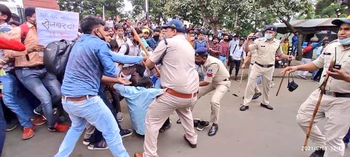 MolchandObc's tweet image. आज मध्य प्रदेश की राजधानी भोपाल में हमारे युवाओं के साथ जो भी हुआ वह बहुत ही निंदनीय घटना माननीय @ChouhanShivraj जी ने जो भी किया उसका हिसाब तो चुकाना ही होगा क्योंकि आपने युवाओं के ऊपर लाठीचार्ज करवा कर बहुत गलत किया है युवा आपको इसका जवाब जरूर देना।🙏🙏