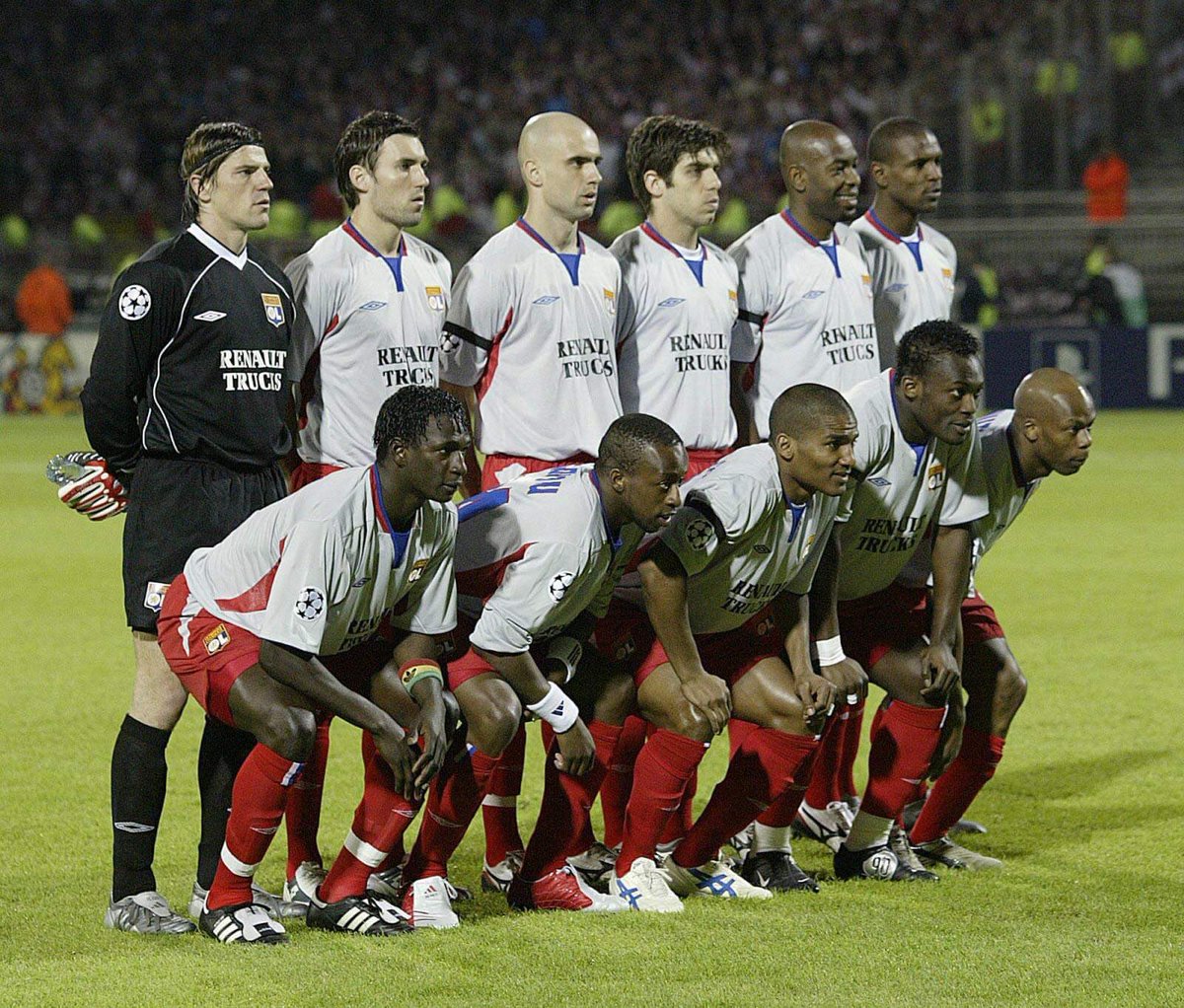 LavoixdesGones's tweet photo. Une équipe vaut plus que 11 joueurs 🔴🔵 #TeamOL https://t.co/XScS2n0irs