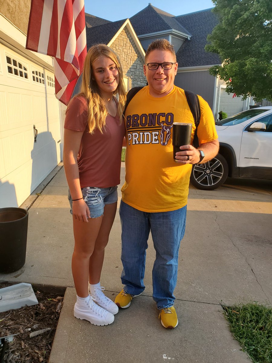 JasonFeeback's tweet image. 1st Day of School Pic:

Emery 8th
Jason 41st

#StillTaller #NotForLong