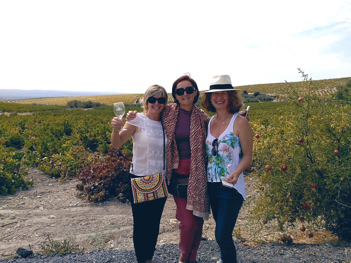 BacusTravelTour's tweet image. En ‘Ruta de Lagares con Tapeo’ además de aprender sobre la autenticidad de los #vinosdetinaja, elaborados en lagares familiares, nuestras guías profesionales te adentrarán en procesos de cultivo, variedades de uva y labores propias de #vendimia
bacustravel.com/ruta-de-lagare… #enoturismo