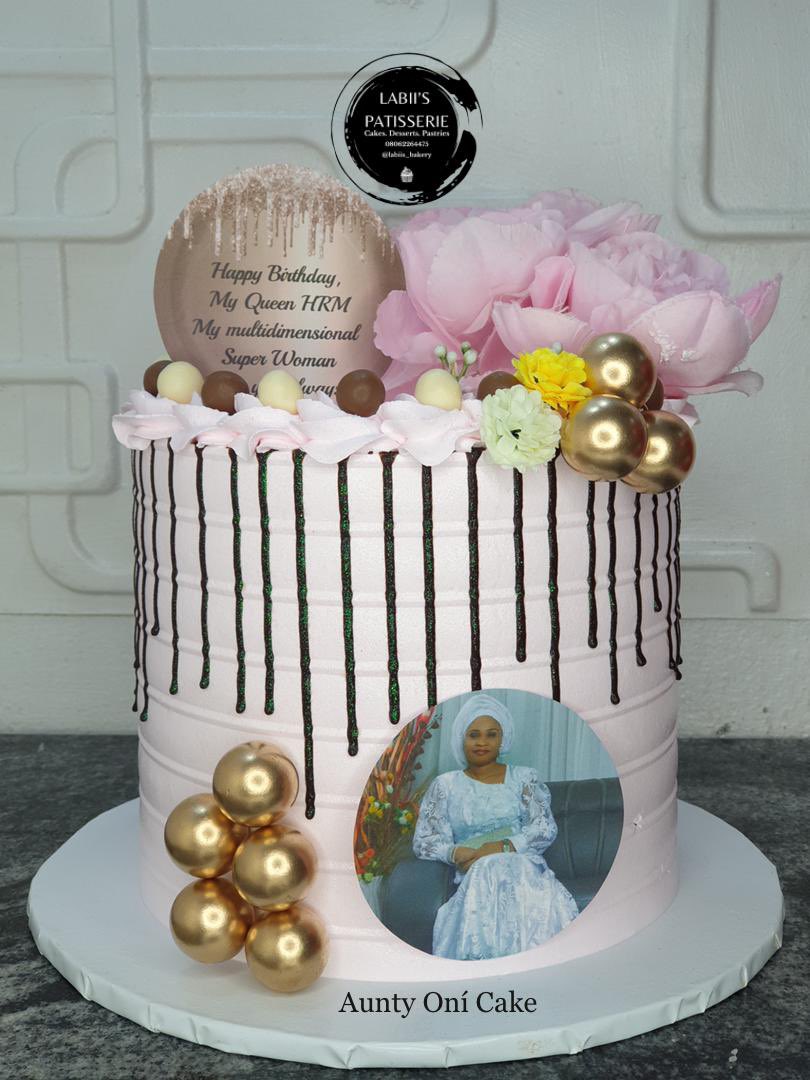 So somebody ordered a birthday package for his wife...I haven’t slept o but I had fun doing this...it feels good to know that my job will put a massive smile on someone’s face because of a thoughtful loved one 

I love love sha 😍😍

My DM is open for orders...please rush me 🙏🏽🙌🏾