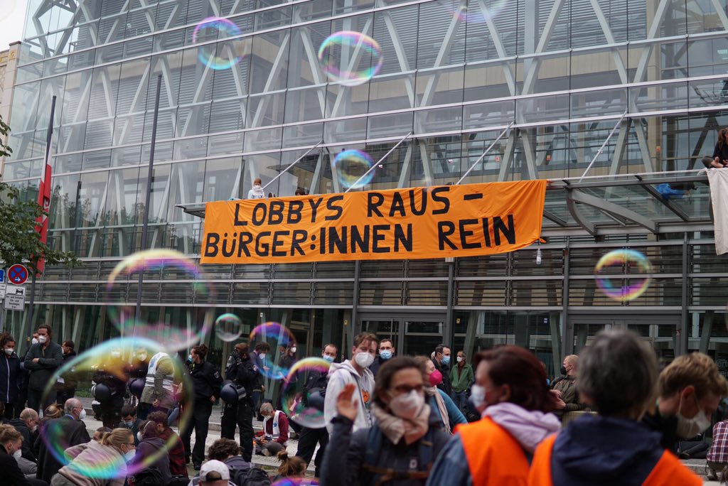 XR_Erlangen's tweet photo. Seid über 4h blockieren wir die NRW Landesvertretung @landnrw !
Der Ausweg aus Vetternwirtschaft und Lobbydeals der CDU ist ein geloster Bürger:innenrat!
#NieMehrCDUCSU #NiewiederCDU #AugustRiseUp https://t.co/rYgQh7NnsF