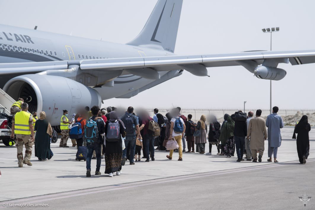 Déjà près de 1000 migrants afghans évacués en France depuis la prise de Kaboul . E9FZ06jWEAYeRCP?format=jpg&name=medium