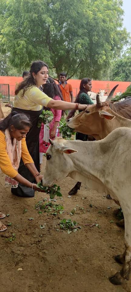 Sainrra1's tweet photo. जिसने समस्त चराचर जगत् को व्याप्त कर रखा है, उस भूत और भविष्य की जननी गौ माता को मैं मस्तक झुका कर प्रणाम करती हूं॥
#गौमाता #gauma #gaumata https://t.co/No9jJp9Skg
