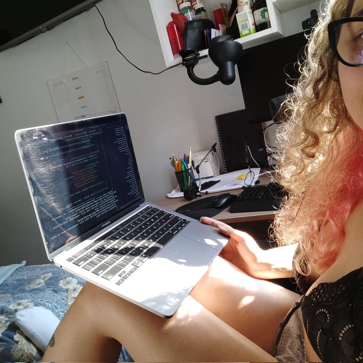 swiftlysss's tweet image. paguei caro no monitor pra trabalhar com o mac no joelho enfim a ergonomia