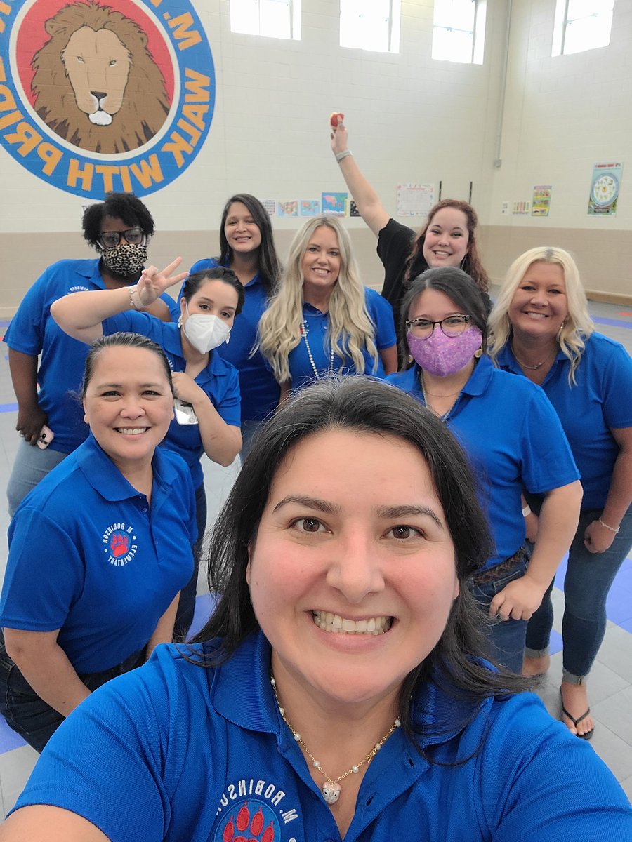 Ms_VillamizarBL's tweet photo. 1st Grade team! @MRobinsonElem @raia_kristen @Hernandez1st @mrsgarza1st @yoyoyoksi @naixaaguirre @alma_koen @Ms_Morgan15 ♥️🦁🎉
#PeaceLoveROAR #MRobPRIDE https://t.co/VHJshfYKVn