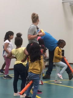 joopwikkerink's tweet photo. Vanmorgen bij de #zomerschool in de Bosmark #Dinxperlo geweest. Prachtig hoe daar vier weken lang vrijwilligers hun vakantie opofferden om samen met #Figulus kinderen van statushouders een leuke en leerzame tijd te bezorgen. Zeer positief punt: kinderen blijven Nederlands spreken https://t.co/xSWtlZSTqC