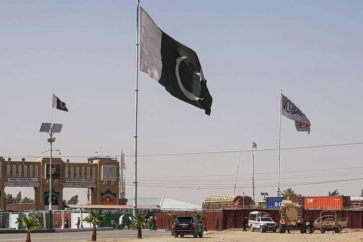 kumar__danu's tweet photo. Pakistani flags (C) and the Taliban flag (R) flutter on their respective border sides as seen from the Pakistan-Afghanistan border-crossing point in Chaman on August 18. — Photo by AFP
#Afghanistan #EndProxyWarInAfghanistan #AfganistanBurning #AfghanTaliban #AfghanistanCrisis https://t.co/W8WzkdczpA