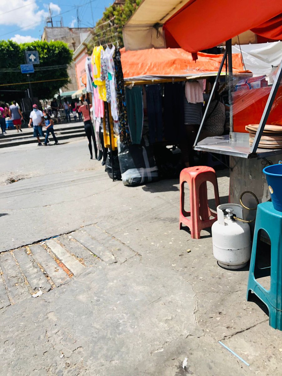 NuestroCentroS2's tweet photo. Dice el director de comercio que él NO tiene injerencia en el Centro Histórico y que a él no le corresponde quitar o lidiar con el comercio informal, el se lava las manos pero deja muy mal parado al presidente municipal @navaslp https://t.co/ciV3qklGWQ