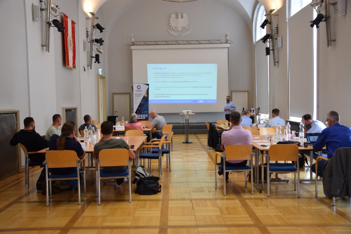 #SHOTPROS was invited to the #SIAK workshop about "#VirtualReality in Police Training" in Vienna. Our coordinator Markus Murtinger presented the innovative approach of the project to the participants from more than 10 Europ. #LawEnforcement agencies👮‍♂️

#EUSecurityResearch <a href="/USECON/">USECON</a>