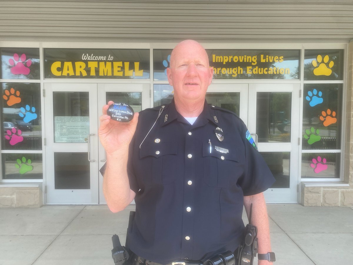 RocksForLEOs's tweet photo. We ROCKed two awesome SROs recently.
@DDTCAL has been in our #RockFamily & a good friend, for a few years now (previous dept ROCKing & again now!).
We're so happy to also rock his partner @topcoppop & welcome him into our #RockFamily!
#RocksForLEOS
#BackTheBlue
#SROsRock https://t.co/87fsvfx9pG