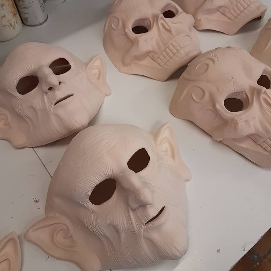 PhoenixEffectFX's tweet photo. Production en série des masques de Gobelin et de Crâne😉
#hallloweenmask #phoenixeffectstudio #sfxmonster #masklove #sfxmask #propsmaker #creepymask #horrormask #maskcollector #creatureconcept #fantasticart #latexmask #artworkinprogress #halloweenart #goblin https://t.co/4VZvzgqFSs