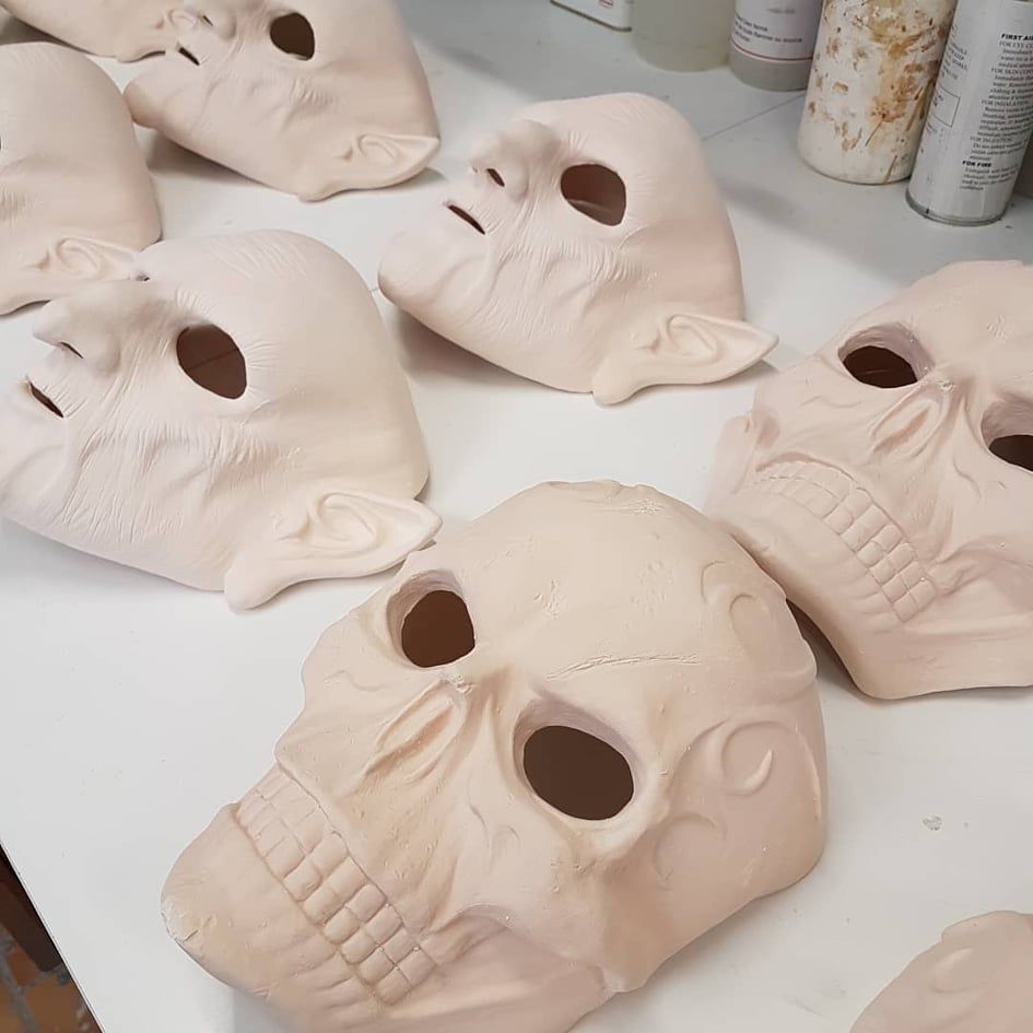 PhoenixEffectFX's tweet photo. Production en série des masques de Gobelin et de Crâne😉
#hallloweenmask #phoenixeffectstudio #sfxmonster #masklove #sfxmask #propsmaker #creepymask #horrormask #maskcollector #creatureconcept #fantasticart #latexmask #artworkinprogress #halloweenart #goblin https://t.co/4VZvzgqFSs