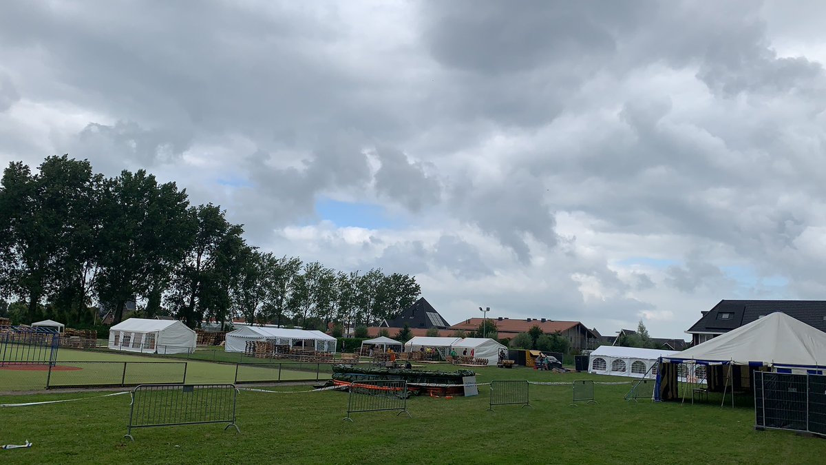 hutdorpAndijk's tweet photo. @hutdorpAndijk gaat weer van start! Eindelijk na een jaar afwezigheid weer 🔨🔨 vandaag hebben de #vrijwilligers weer hard gewerkt. Tot morgen! #timmeren #andijk https://t.co/UJw7v9Tvyw