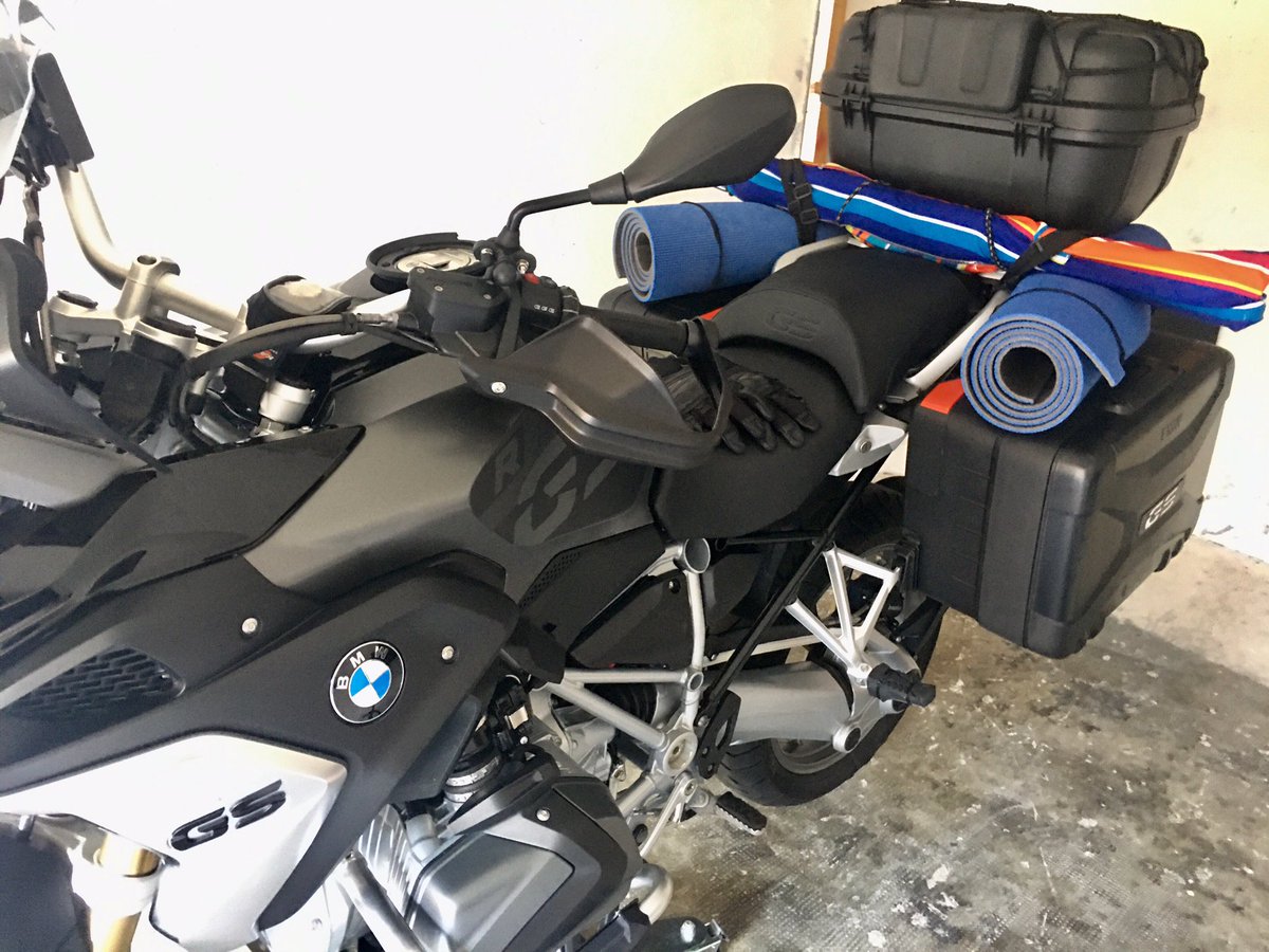 MotoTouringDay's tweet photo. Lei permette tutto.. anche l’aggiunta di colori 😎😂
#travelmoto #mototouringday #motogs #kitmoto #ombrellonemoto #colorigs #r1250gs #vacanzeinmoto #addobbimoto 👉🏻✌🏼 https://t.co/36sDD8i7c0