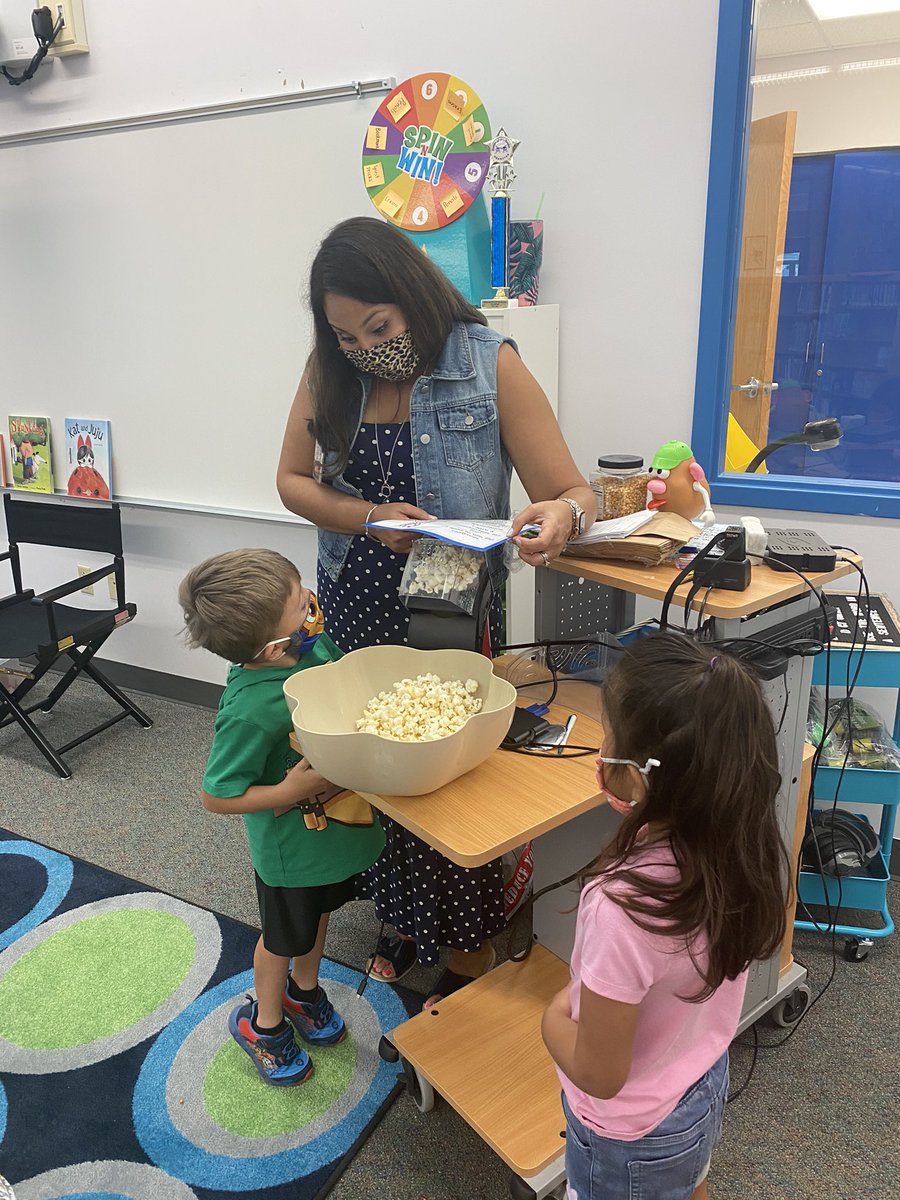 CastleHillsLib's tweet photo. Kindergartners are using their 5 senses to explore PoPcOrN! #heatenergy #neisdlibs #elementarylibrarian #insidethecastle @NEISDLibrary @CHE_NEISD https://t.co/fPAfUyMIan