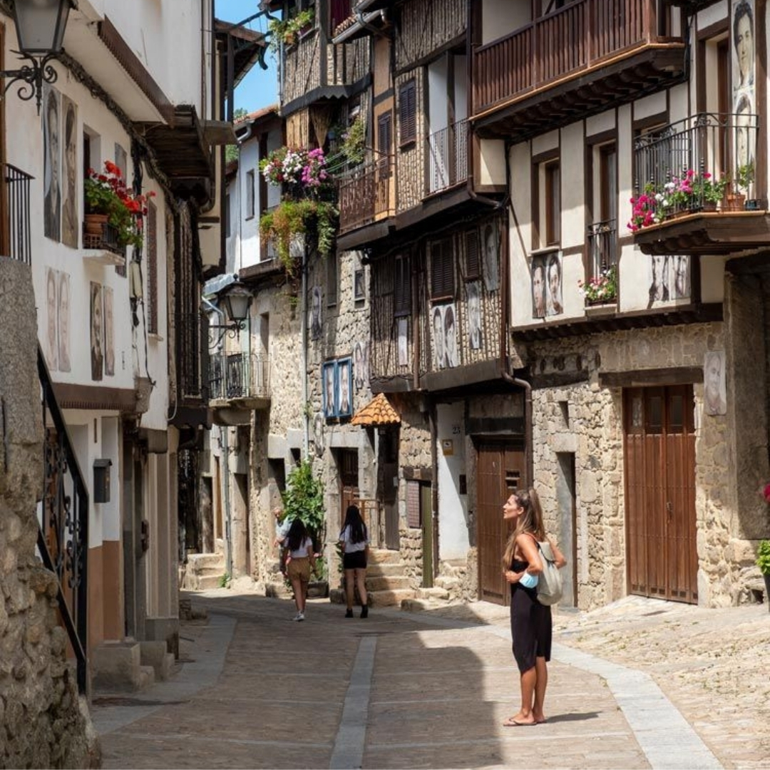RVSierraFrancia's tweet photo. 🏞️ ¿Una #escapada cercana con #rutas y pozas naturales, #pueblos con encanto 🍷#bodegas y una cocina de altura? 😋 La tenemos 👌 La @RVSierraFrancia (Salamanca) lo tiene todo y un poco más 🍷🍽️🛏️📸 ¿Te vienes a nuestra #RutadelVino? 😉 @etheriamagazine 📰 https://t.co/ZPXFFMwGvU https://t.co/H0N3jBvGLD