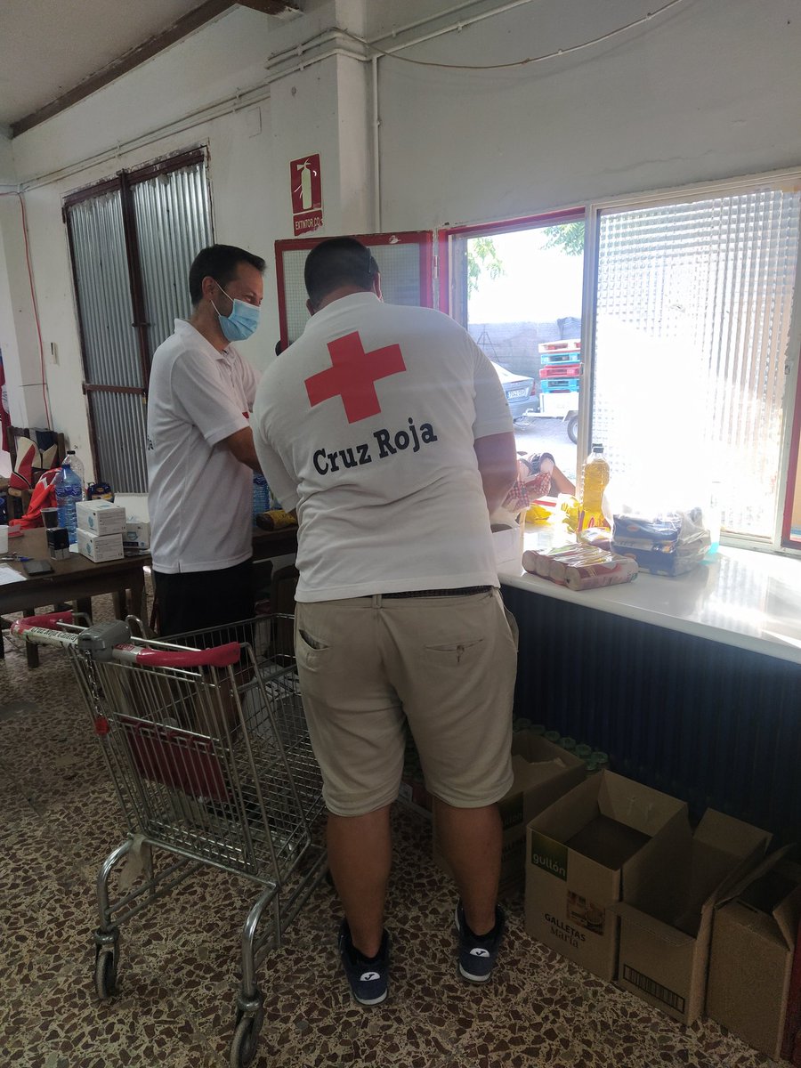 CRECalatayud's tweet photo. 👉En #CruzRojaCalatayud continuamos con el reparto de alimentos 🥫🥛🍞 del Fondo de Ayuda Europea para las personas más desfavorecidas.Gracias Voluntarios/as 👏♥️
#CruzRojaResponde #Voluntariado https://t.co/uk9dPEjzHj