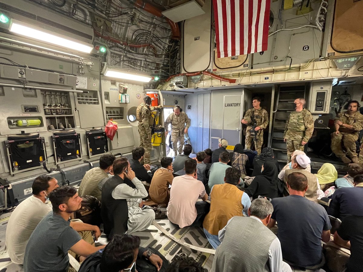 CENTCOM's tweet image. #Leadership #CENTCOMCDR Gen. Frank McKenzie addresses American servicemembers and Afghan civilians on board a C-17 Globemaster at Hamid Karzai International Airport, Afghanistan on August 17, 2021. @USAFCENT